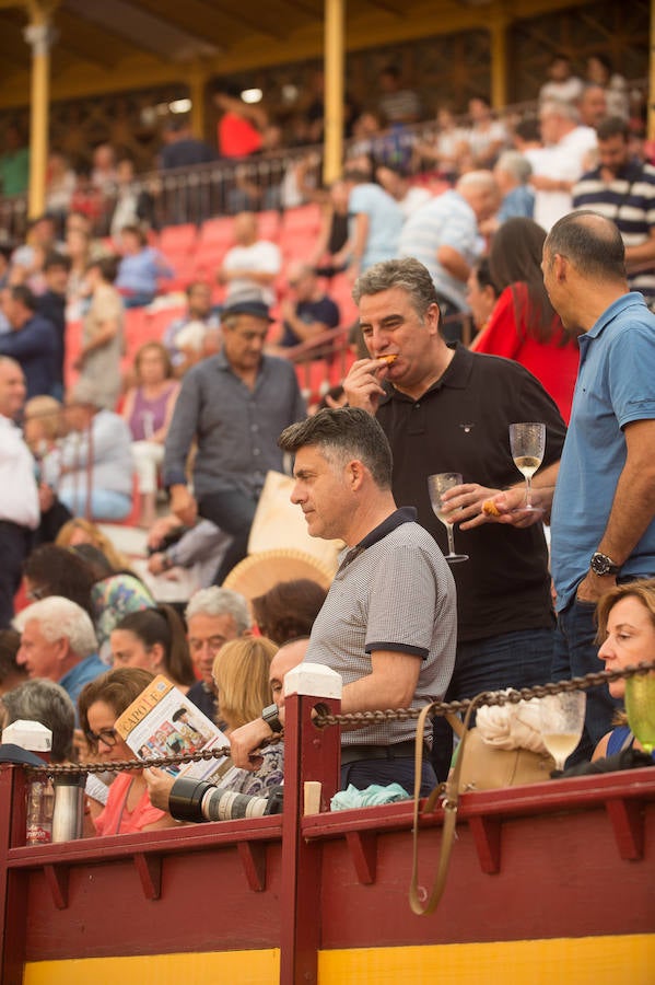 Muchos esperaron a última hora para ver si la lluvia respetaba la celebración del fesjo. El público transmitió su cariño a Rafaelillo en su vuelta a La Condomina