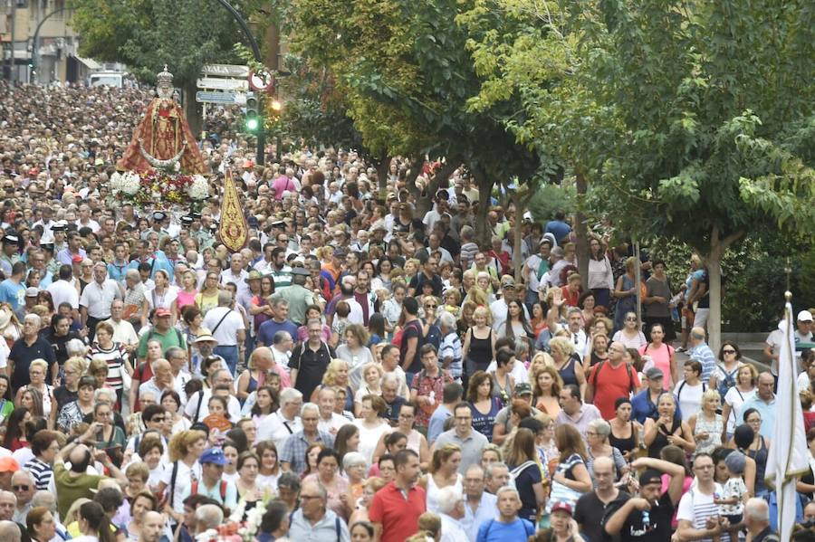 La ciudad se vuelca con la Fuensanta en una romería que ha superado la previsión de lluvias