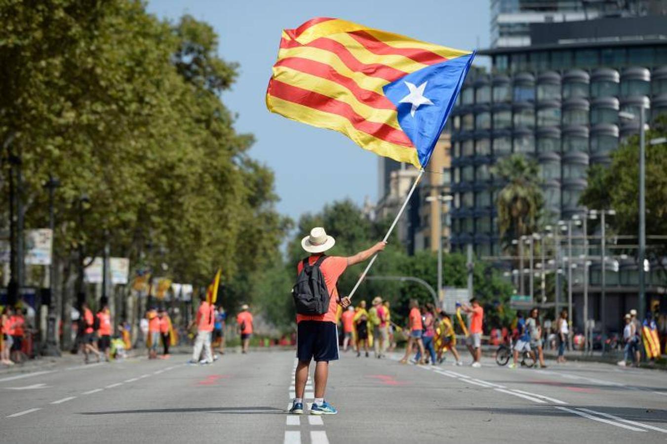 Esteladas, camisetas fluorescentes de color coral patrocinadas por la Asamblea Nacional Catalana (ANC) y lazos amarillos inundan las calles