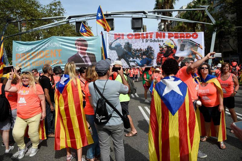 Esteladas, camisetas fluorescentes de color coral patrocinadas por la Asamblea Nacional Catalana (ANC) y lazos amarillos inundan las calles