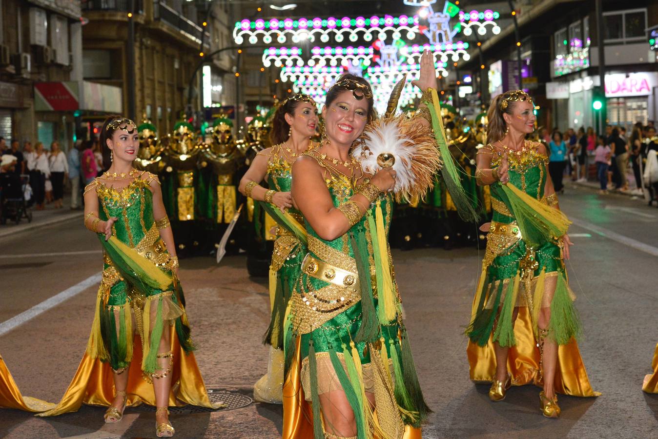 Moros y Cristianos disfrutaron este lunes de su última gran noche de fiesta tras la espléndida representación de la fundación de Murcia y el pasacalles donde conmemoraron la entrega de las llaves de la ciudad al Infante Alfonso de Castilla por parte del Rey Moro, Aben Hud