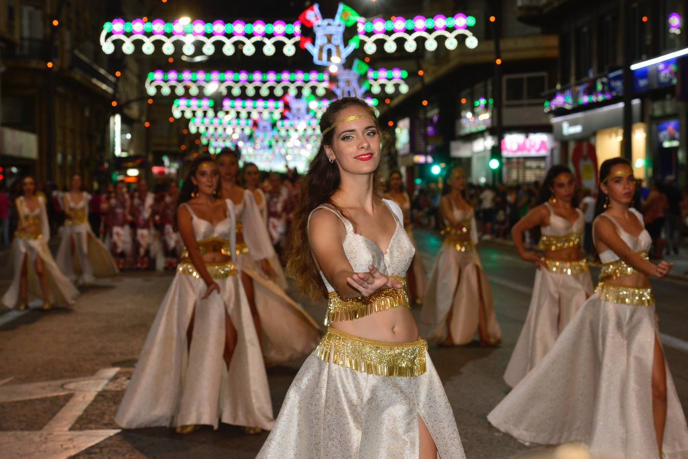 Moros y Cristianos disfrutaron este lunes de su última gran noche de fiesta tras la espléndida representación de la fundación de Murcia y el pasacalles donde conmemoraron la entrega de las llaves de la ciudad al Infante Alfonso de Castilla por parte del Rey Moro, Aben Hud