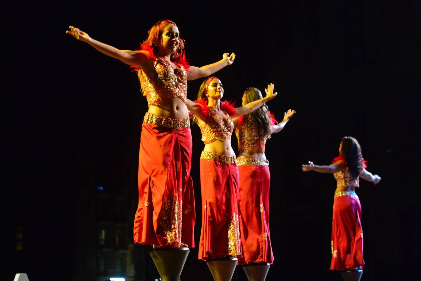 Moros y Cristianos disfrutaron este lunes de su última gran noche de fiesta tras la espléndida representación de la fundación de Murcia y el pasacalles donde conmemoraron la entrega de las llaves de la ciudad al Infante Alfonso de Castilla por parte del Rey Moro, Aben Hud