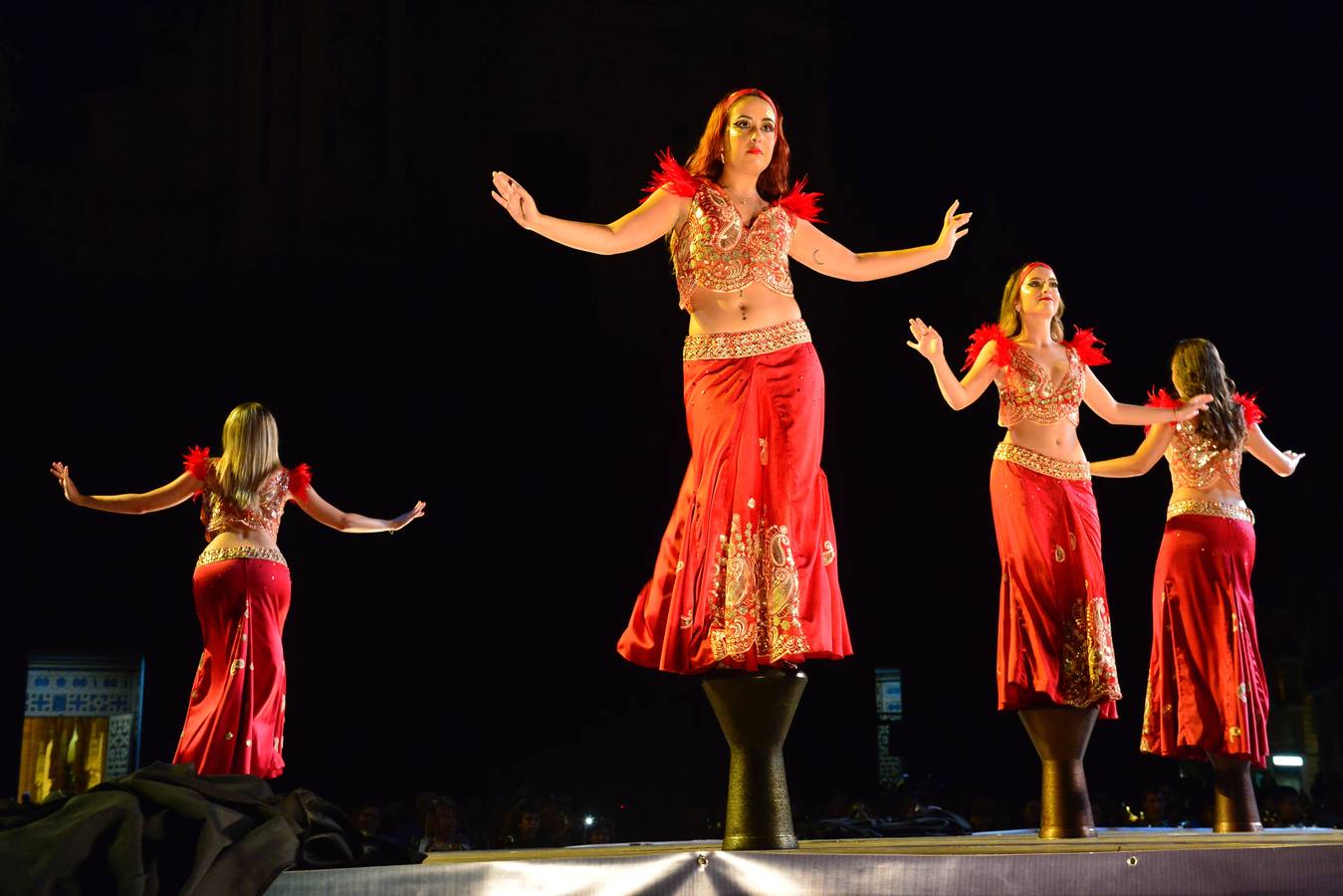 Moros y Cristianos disfrutaron este lunes de su última gran noche de fiesta tras la espléndida representación de la fundación de Murcia y el pasacalles donde conmemoraron la entrega de las llaves de la ciudad al Infante Alfonso de Castilla por parte del Rey Moro, Aben Hud