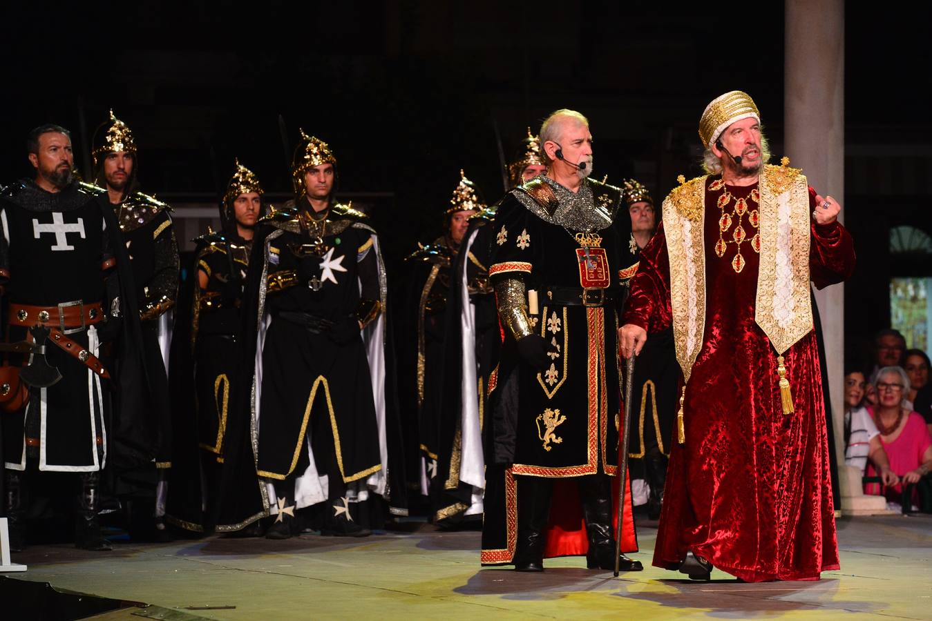 Moros y Cristianos disfrutaron este lunes de su última gran noche de fiesta tras la espléndida representación de la fundación de Murcia y el pasacalles donde conmemoraron la entrega de las llaves de la ciudad al Infante Alfonso de Castilla por parte del Rey Moro, Aben Hud