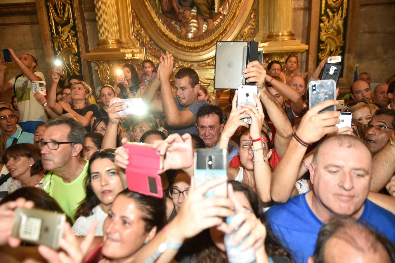 Miles de móviles captaron las imágenes de la romería, en la que no faltaron las flores, las velas, los sombreros, los churros y hasta un helicóptero. 