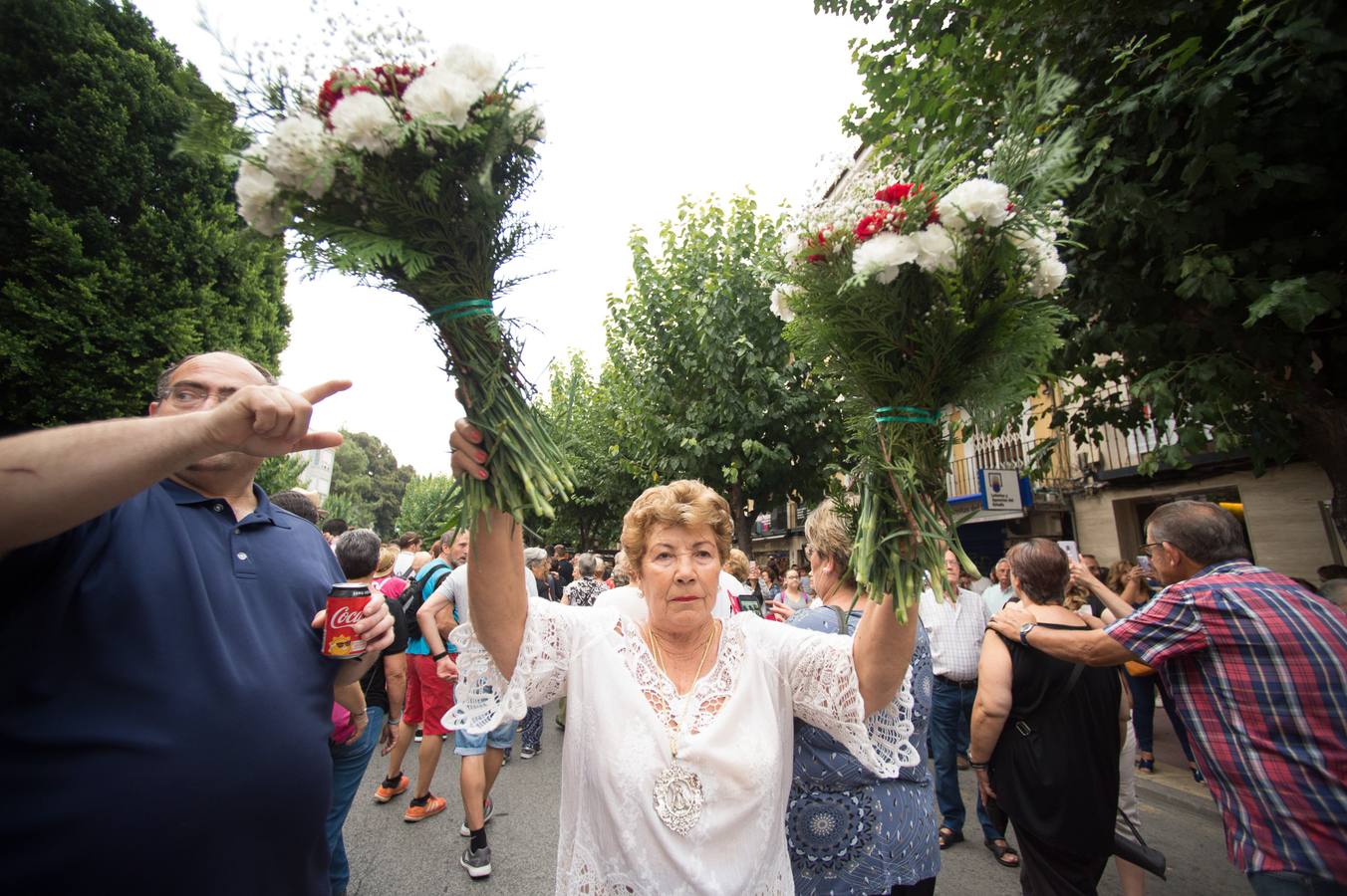 Miles de móviles captaron las imágenes de la romería, en la que no faltaron las flores, las velas, los sombreros, los churros y hasta un helicóptero. 