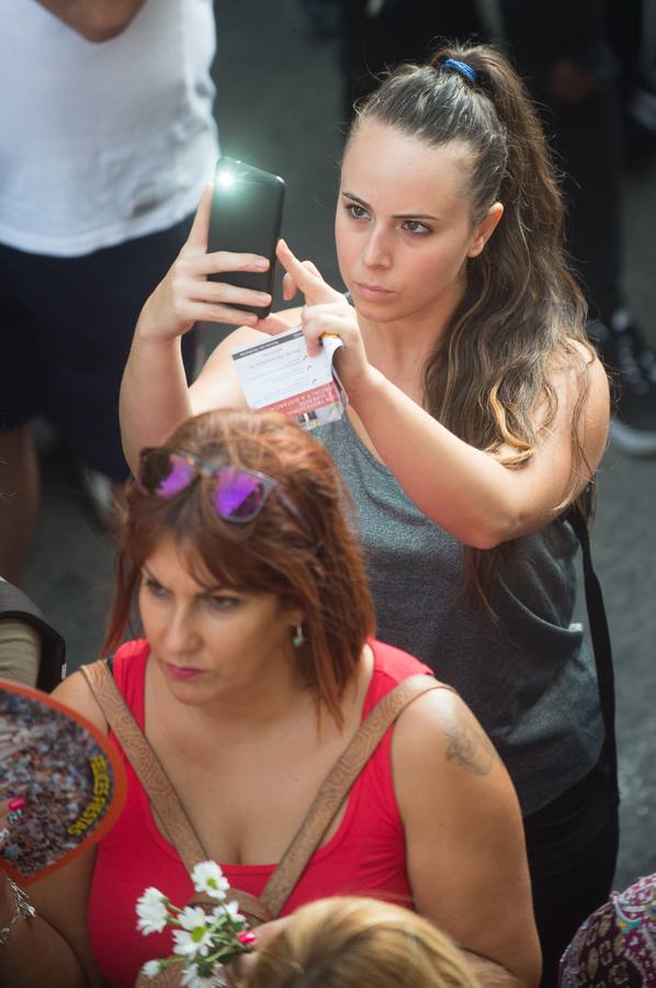 Miles de móviles captaron las imágenes de la romería, en la que no faltaron las flores, las velas, los sombreros, los churros y hasta un helicóptero. 