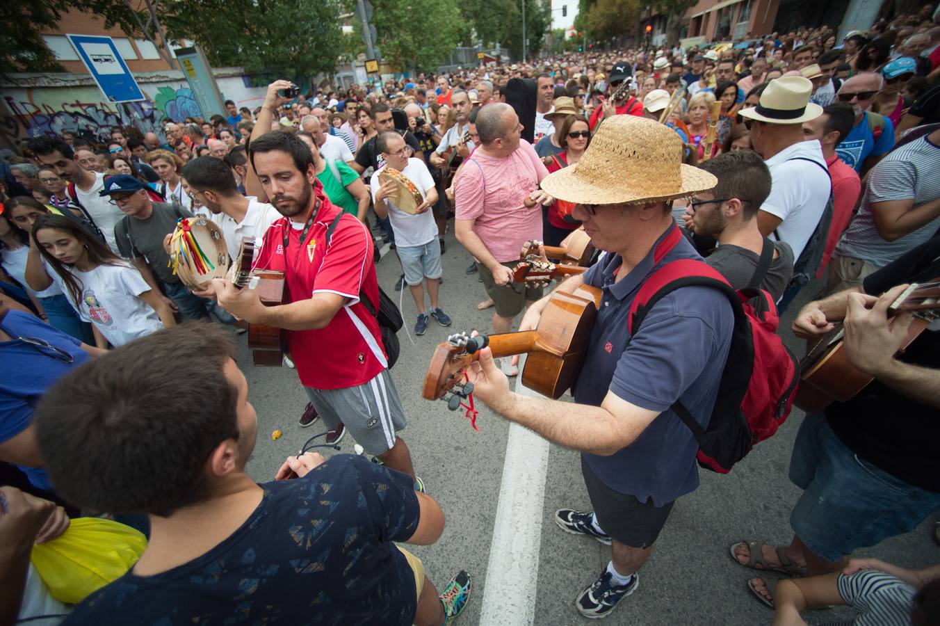 Miles de móviles captaron las imágenes de la romería, en la que no faltaron las flores, las velas, los sombreros, los churros y hasta un helicóptero. 