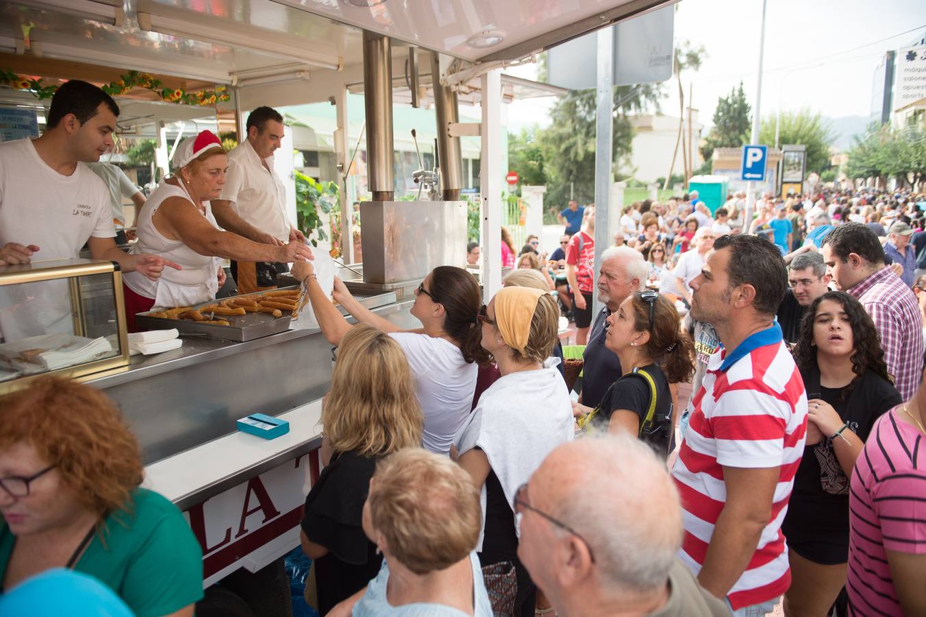 Miles de móviles captaron las imágenes de la romería, en la que no faltaron las flores, las velas, los sombreros, los churros y hasta un helicóptero. 