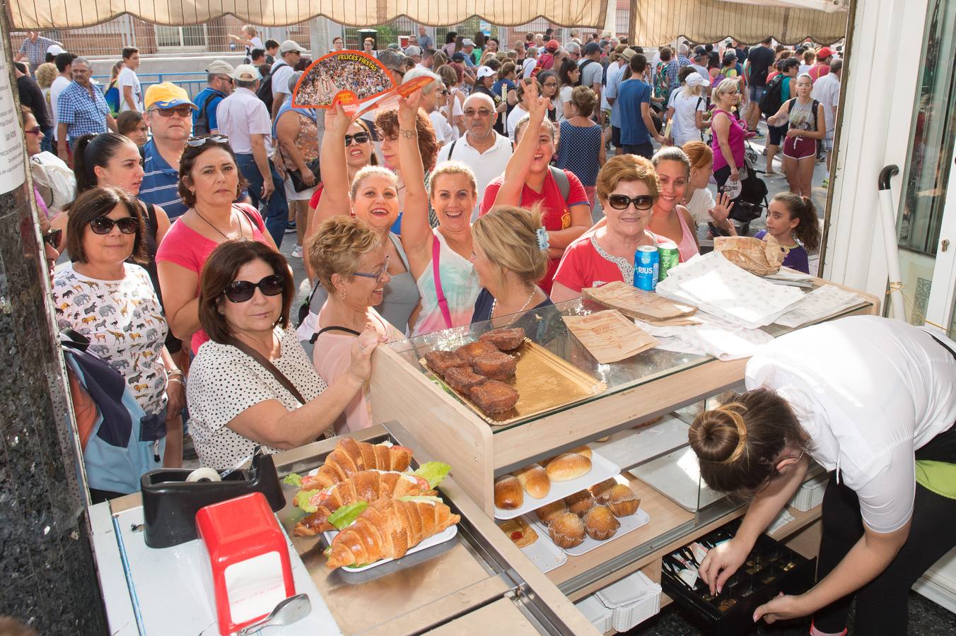 Miles de móviles captaron las imágenes de la romería, en la que no faltaron las flores, las velas, los sombreros, los churros y hasta un helicóptero. 