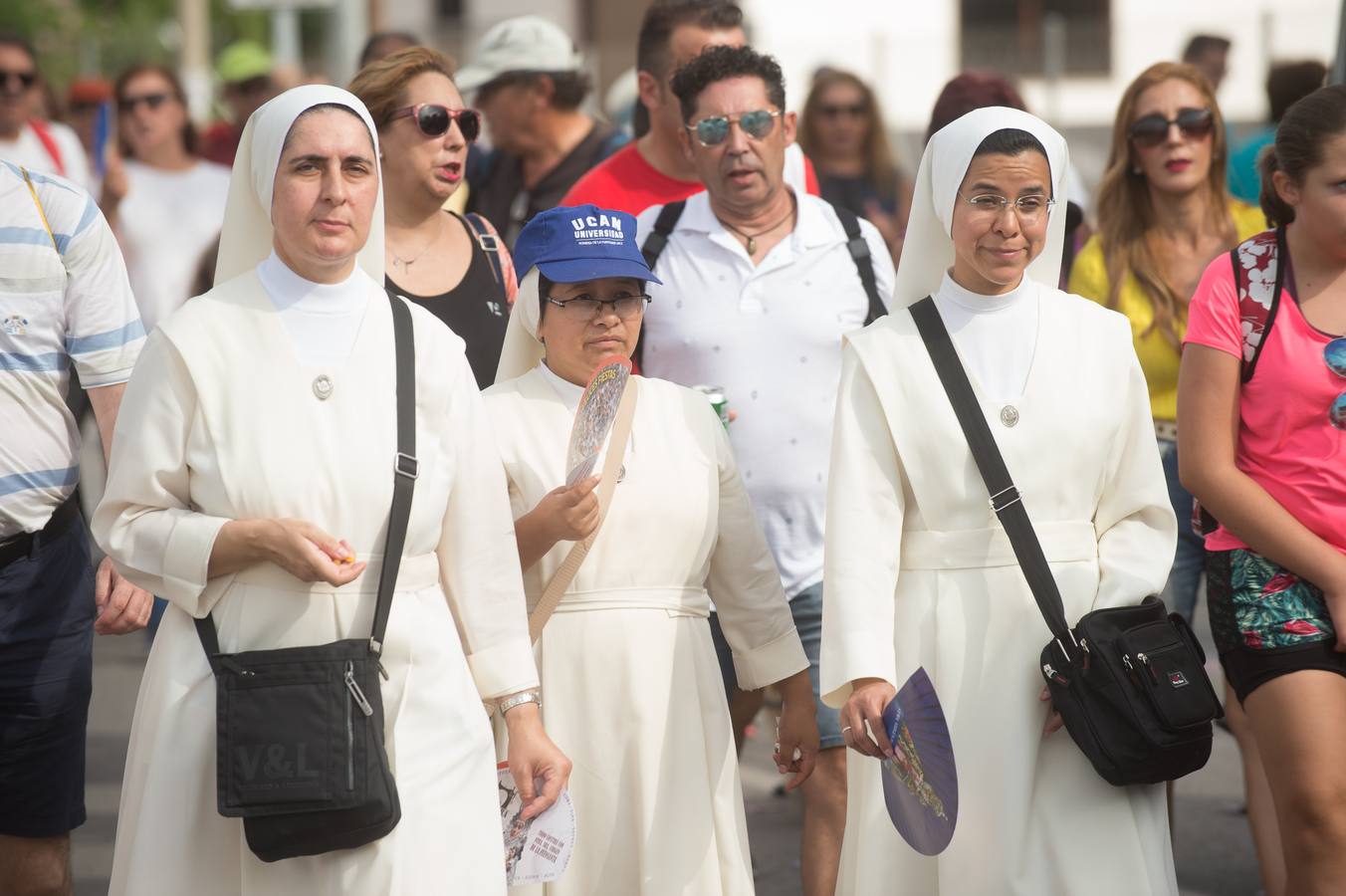 Miles de móviles captaron las imágenes de la romería, en la que no faltaron las flores, las velas, los sombreros, los churros y hasta un helicóptero. 