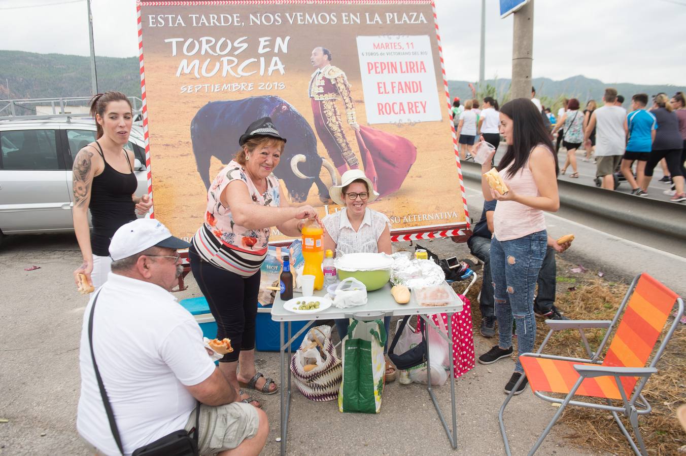 Miles de móviles captaron las imágenes de la romería, en la que no faltaron las flores, las velas, los sombreros, los churros y hasta un helicóptero. 