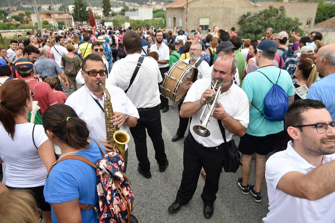 Miles de móviles captaron las imágenes de la romería, en la que no faltaron las flores, las velas, los sombreros, los churros y hasta un helicóptero. 