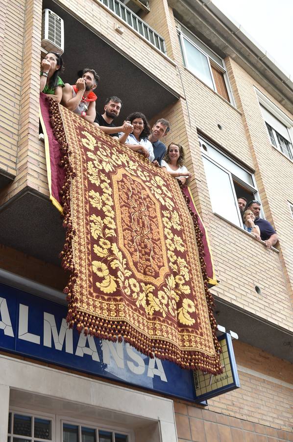 Miles de móviles captaron las imágenes de la romería, en la que no faltaron las flores, las velas, los sombreros, los churros y hasta un helicóptero. 
