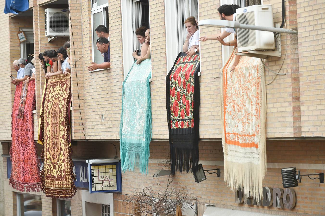 Miles de móviles captaron las imágenes de la romería, en la que no faltaron las flores, las velas, los sombreros, los churros y hasta un helicóptero. 