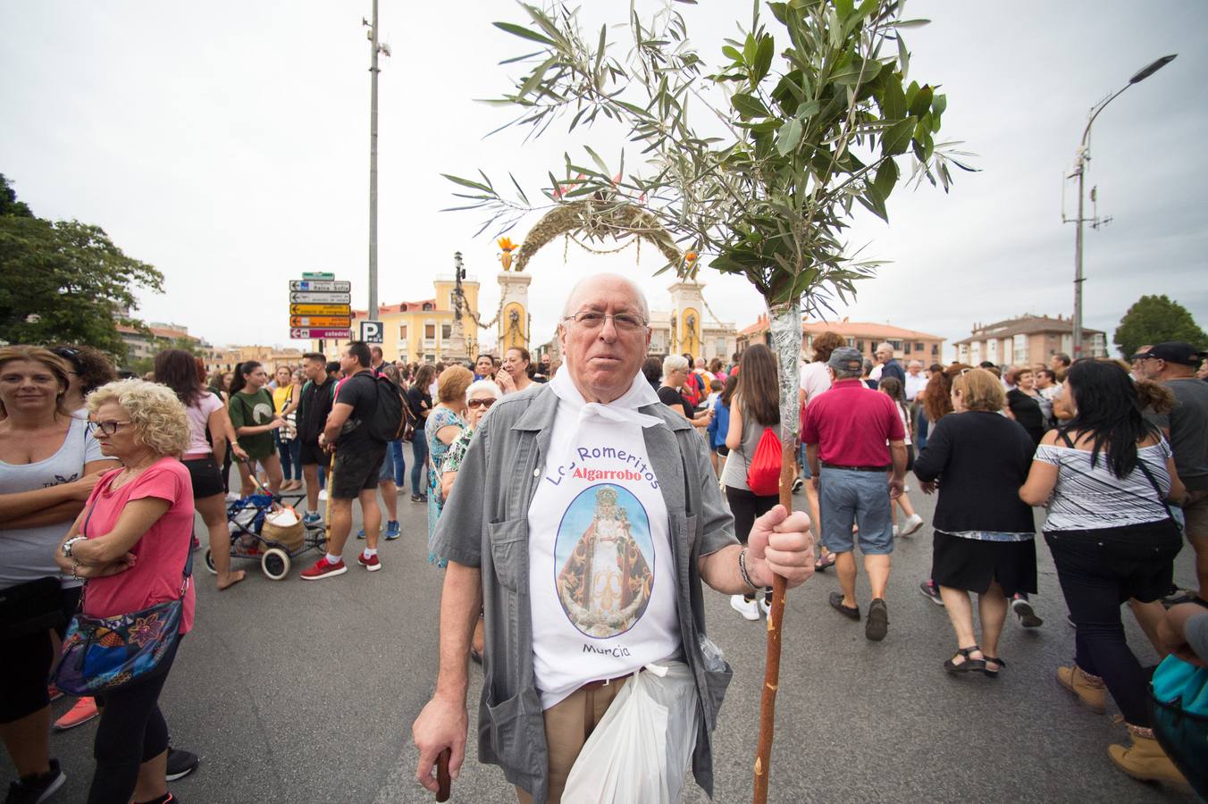Miles de móviles captaron las imágenes de la romería, en la que no faltaron las flores, las velas, los sombreros, los churros y hasta un helicóptero. 