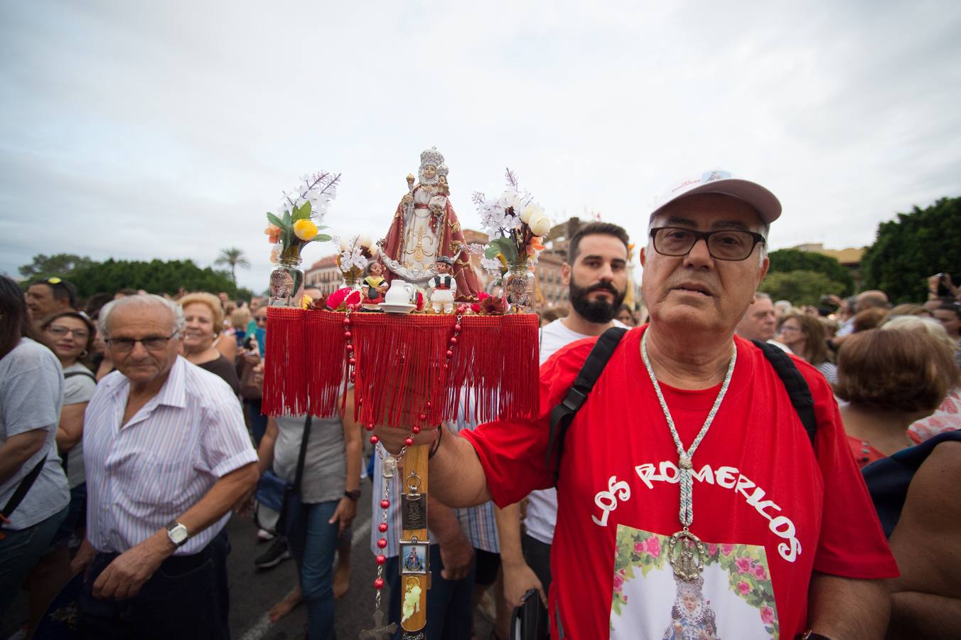 Miles de móviles captaron las imágenes de la romería, en la que no faltaron las flores, las velas, los sombreros, los churros y hasta un helicóptero. 