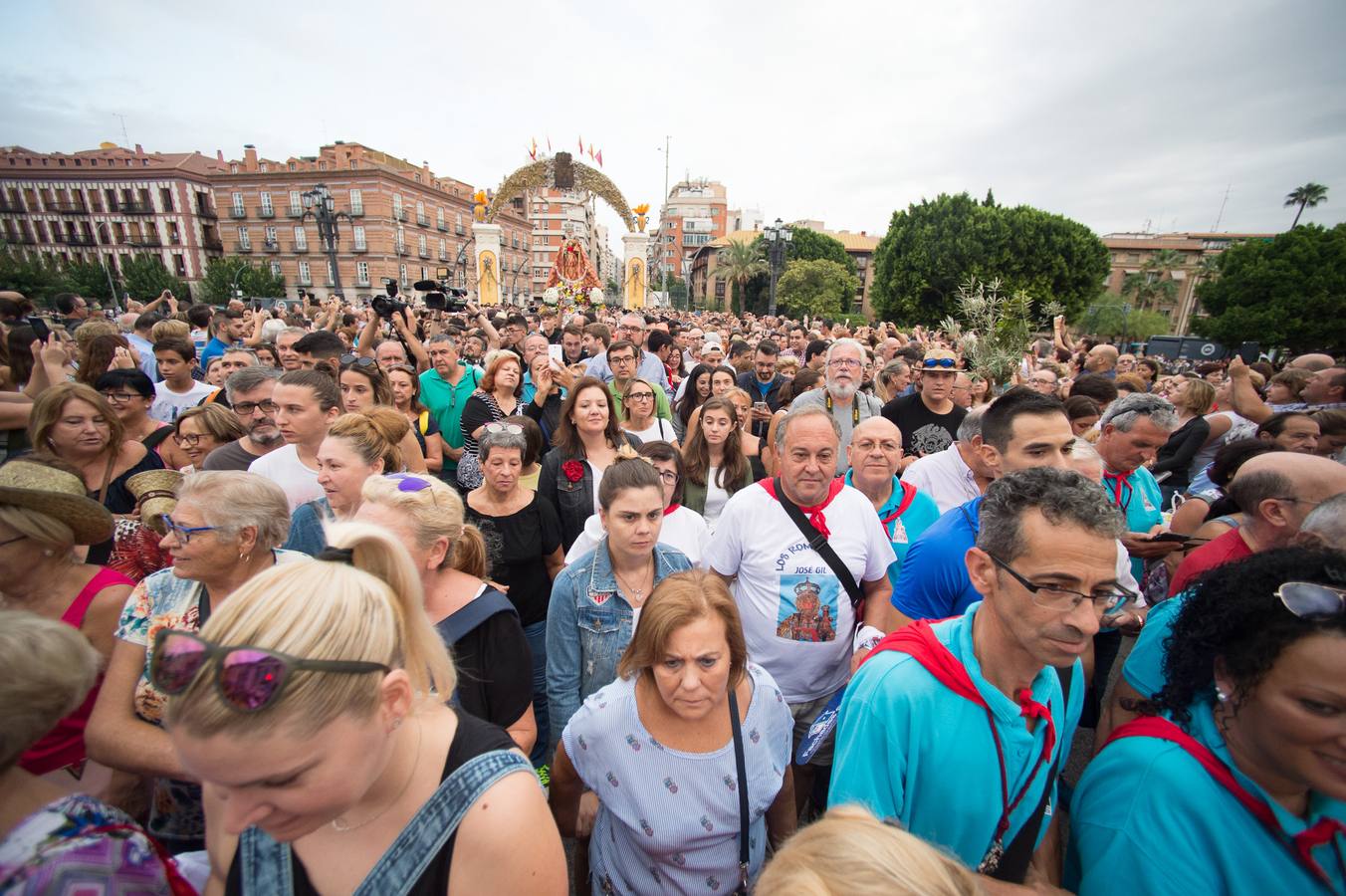 Cientos de miles de fieles desafiaron al mal tiempo para acompañar a la Patrona a su santuario de la Fuensanta.