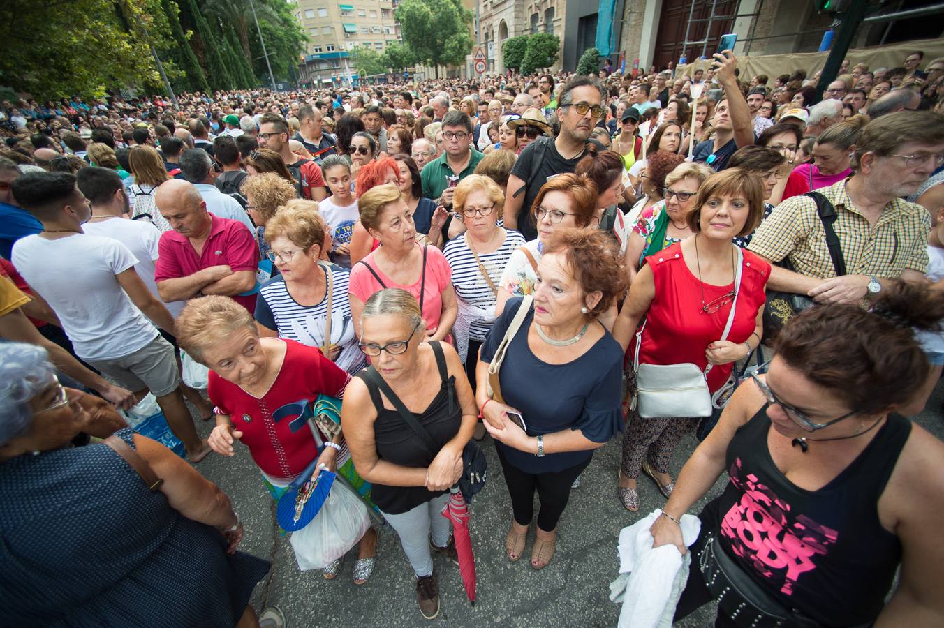 Cientos de miles de fieles desafiaron al mal tiempo para acompañar a la Patrona a su santuario de la Fuensanta.