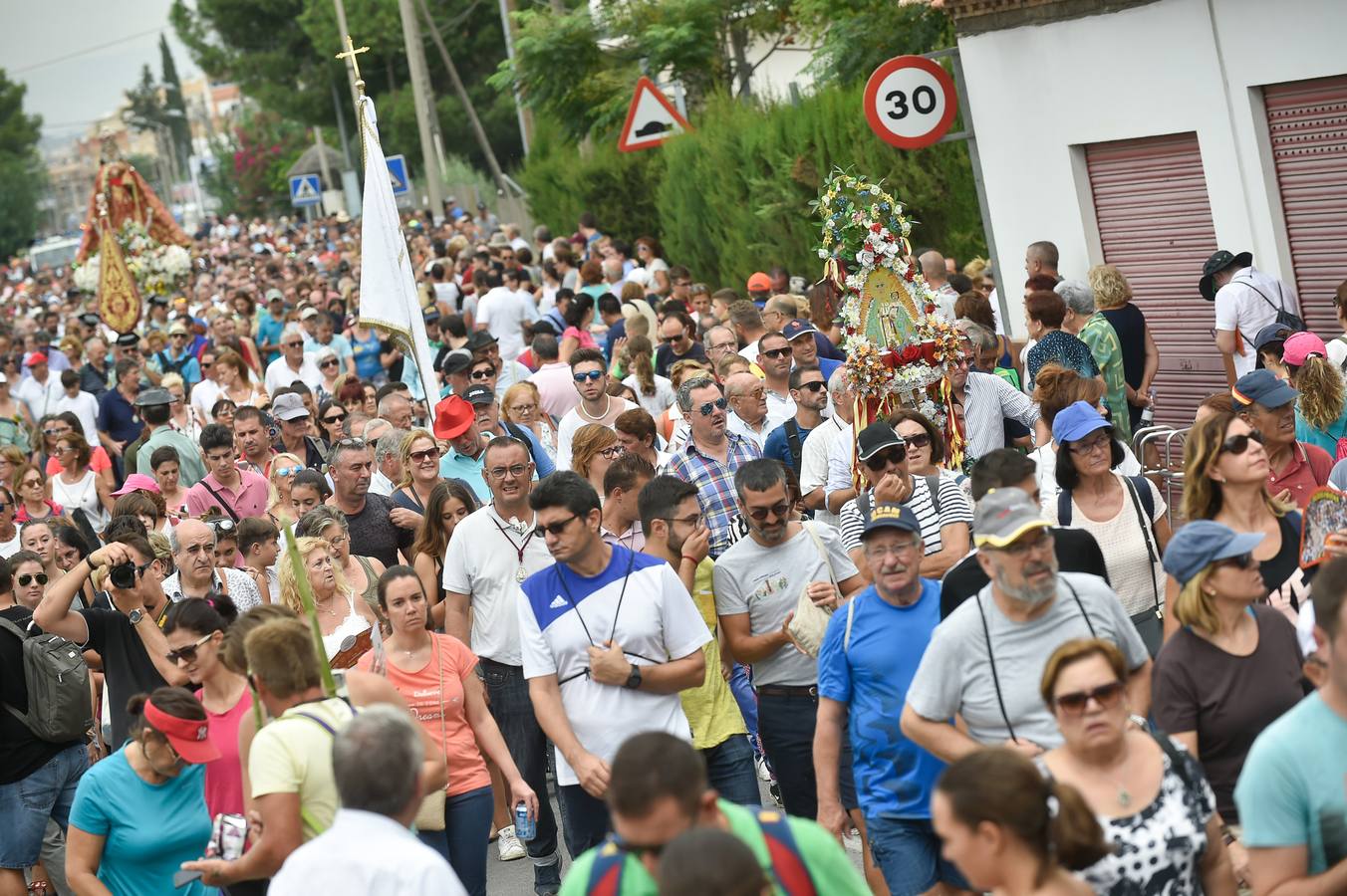 Cientos de miles de fieles desafiaron al mal tiempo para acompañar a la Patrona a su santuario de la Fuensanta.