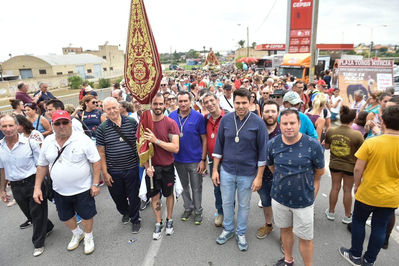 Cientos de miles de fieles desafiaron al mal tiempo para acompañar a la Patrona a su santuario de la Fuensanta.