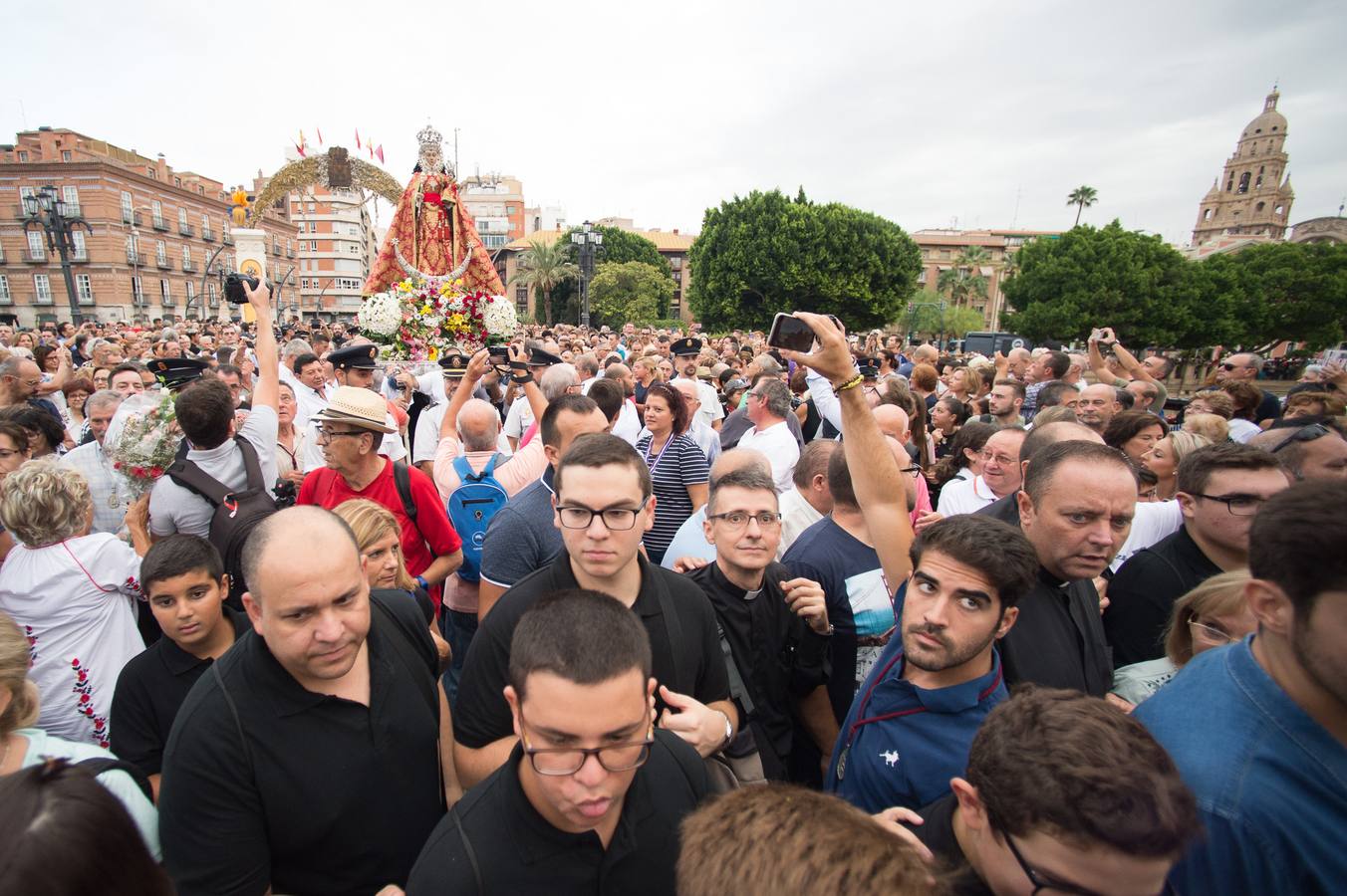 La Patrona de Murcia recorre el camino desde la Catedral hasta su santuario arropada por miles de romeros.
