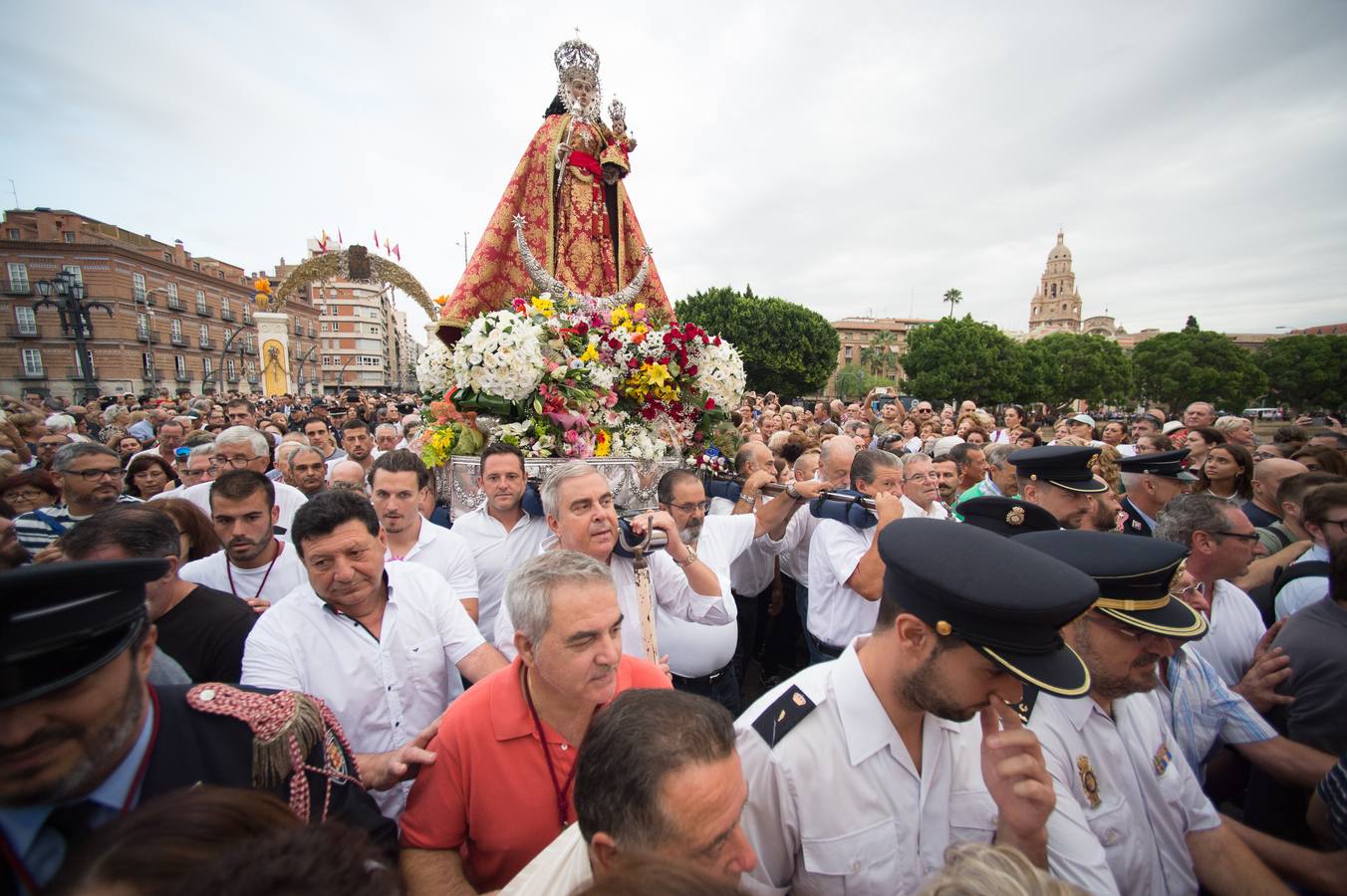 La Patrona de Murcia recorre el camino desde la Catedral hasta su santuario arropada por miles de romeros.