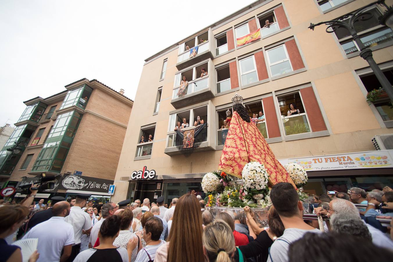 La Patrona de Murcia recorre el camino desde la Catedral hasta su santuario arropada por miles de romeros.