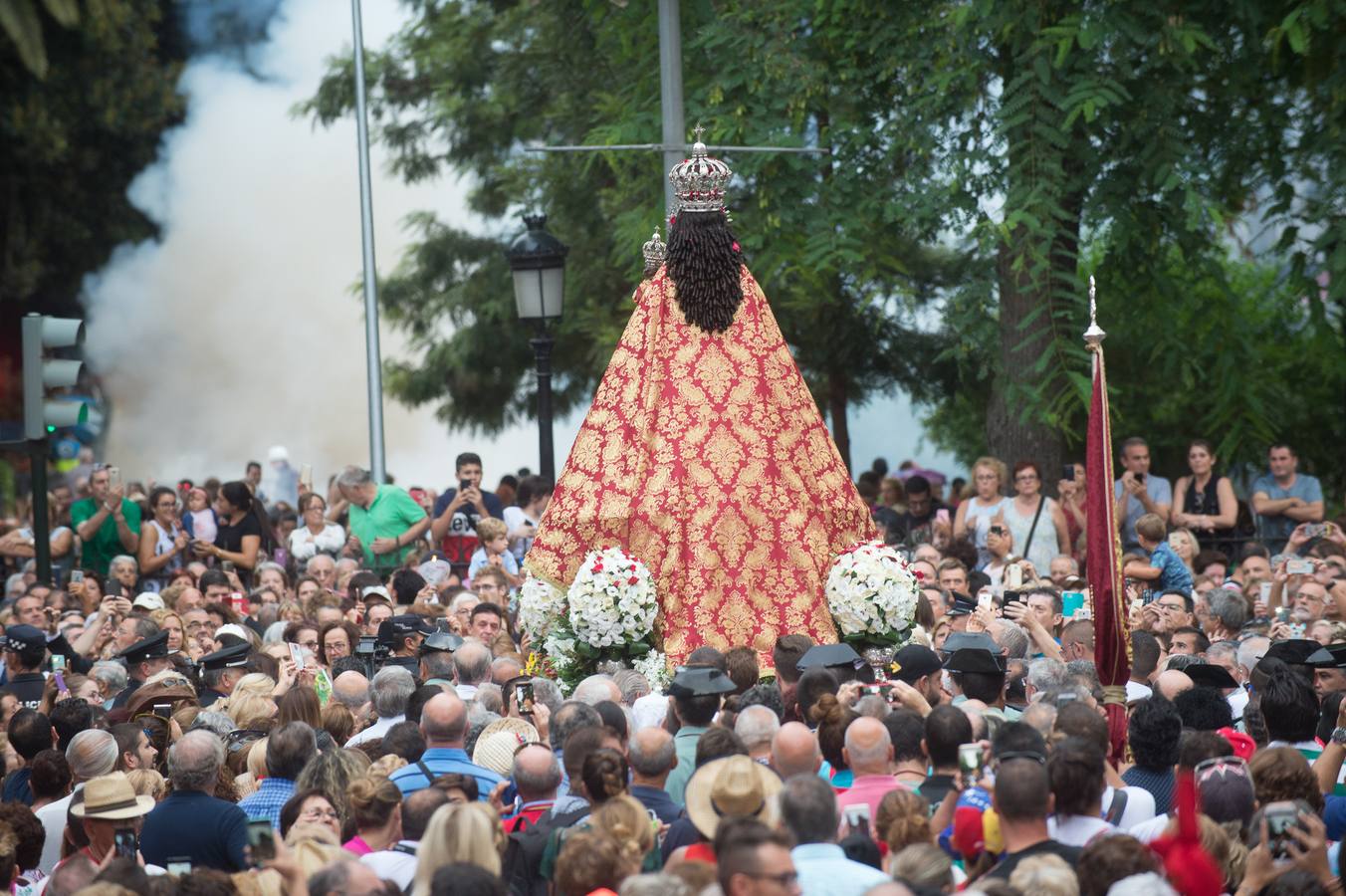La Patrona de Murcia recorre el camino desde la Catedral hasta su santuario arropada por miles de romeros.