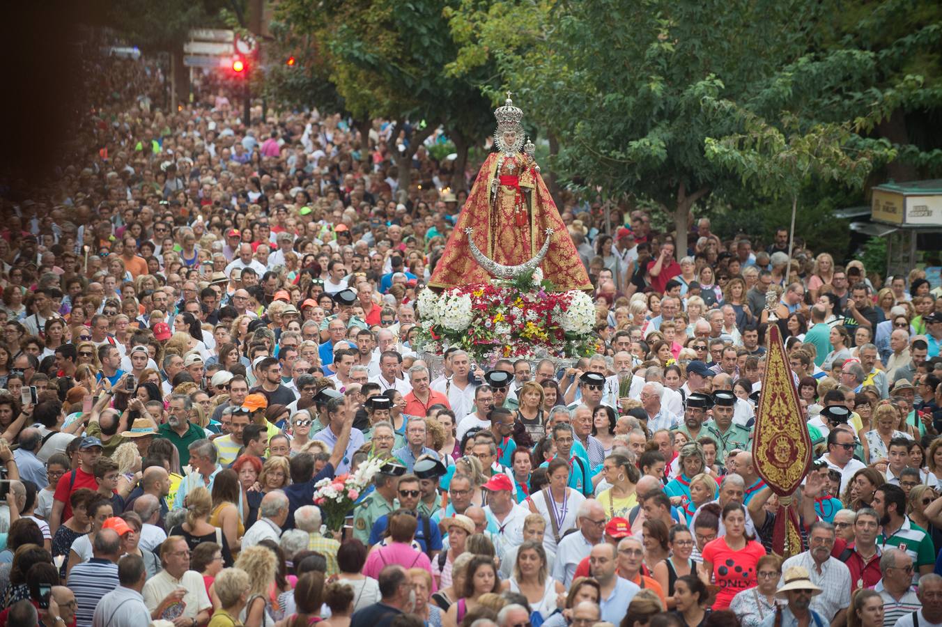 La Patrona de Murcia recorre el camino desde la Catedral hasta su santuario arropada por miles de romeros.