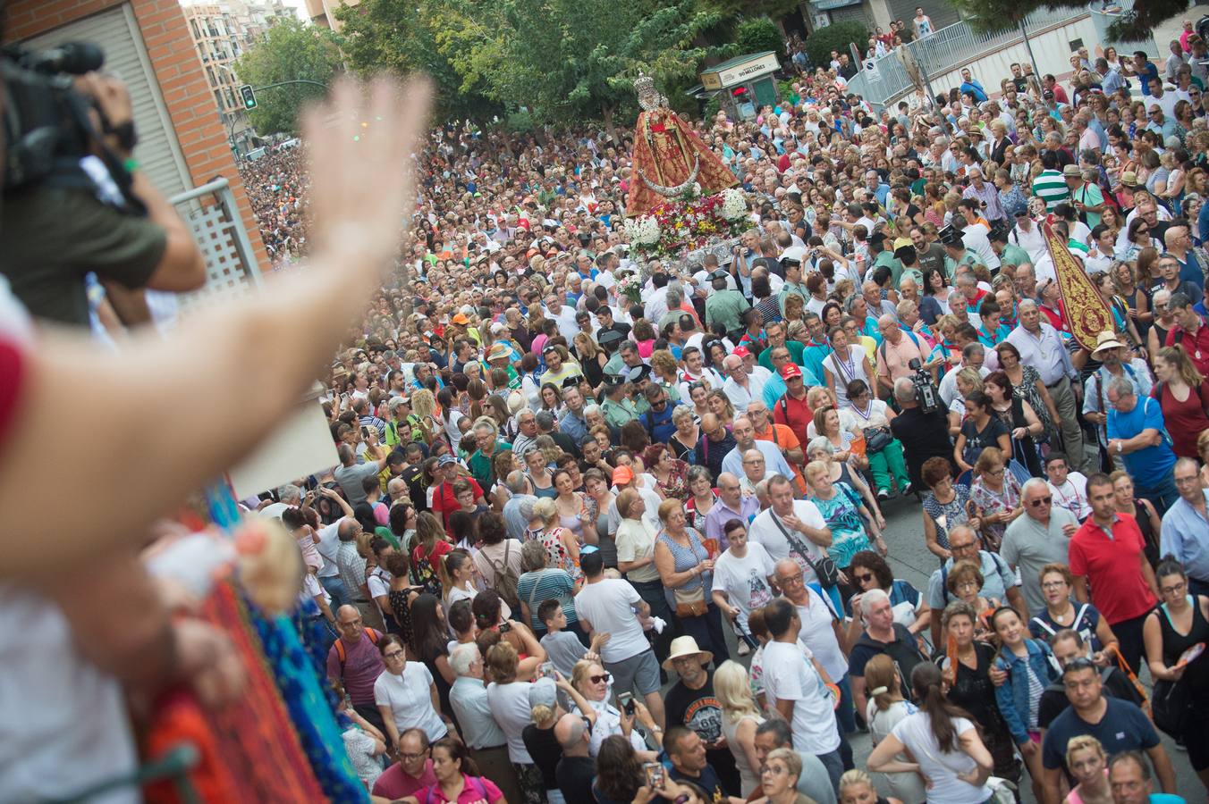 La Patrona de Murcia recorre el camino desde la Catedral hasta su santuario arropada por miles de romeros.
