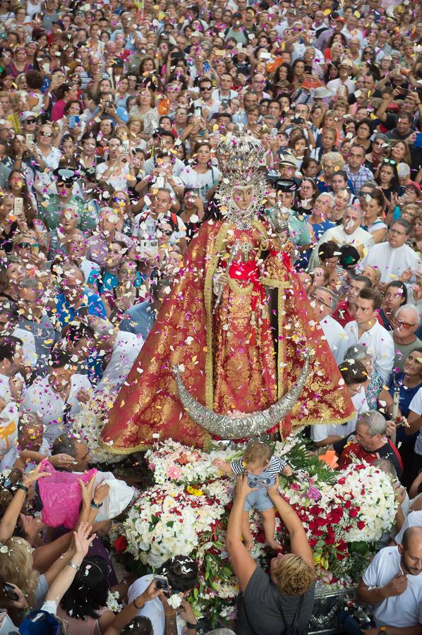 La Patrona de Murcia recorre el camino desde la Catedral hasta su santuario arropada por miles de romeros.