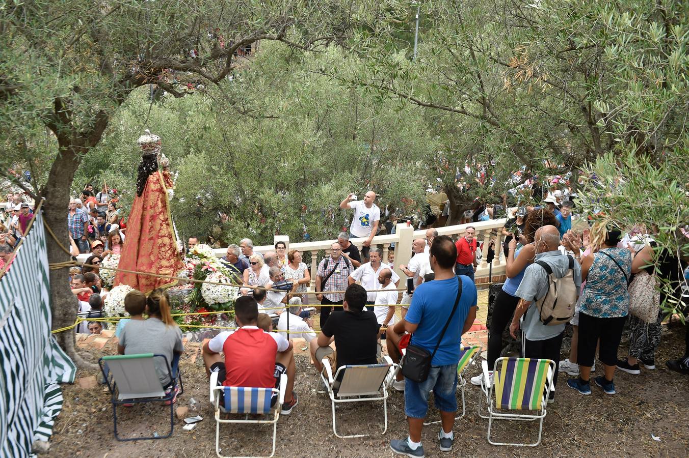 La Patrona de Murcia recorre el camino desde la Catedral hasta su santuario arropada por miles de romeros.