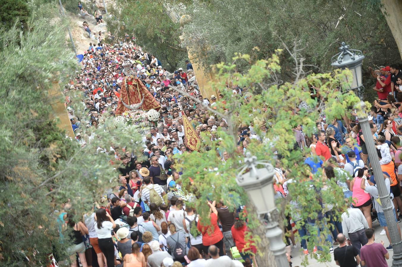 La Patrona de Murcia recorre el camino desde la Catedral hasta su santuario arropada por miles de romeros.