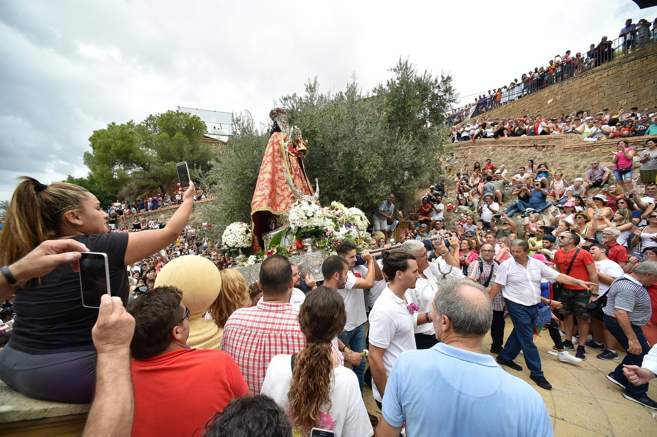 La Patrona de Murcia recorre el camino desde la Catedral hasta su santuario arropada por miles de romeros.