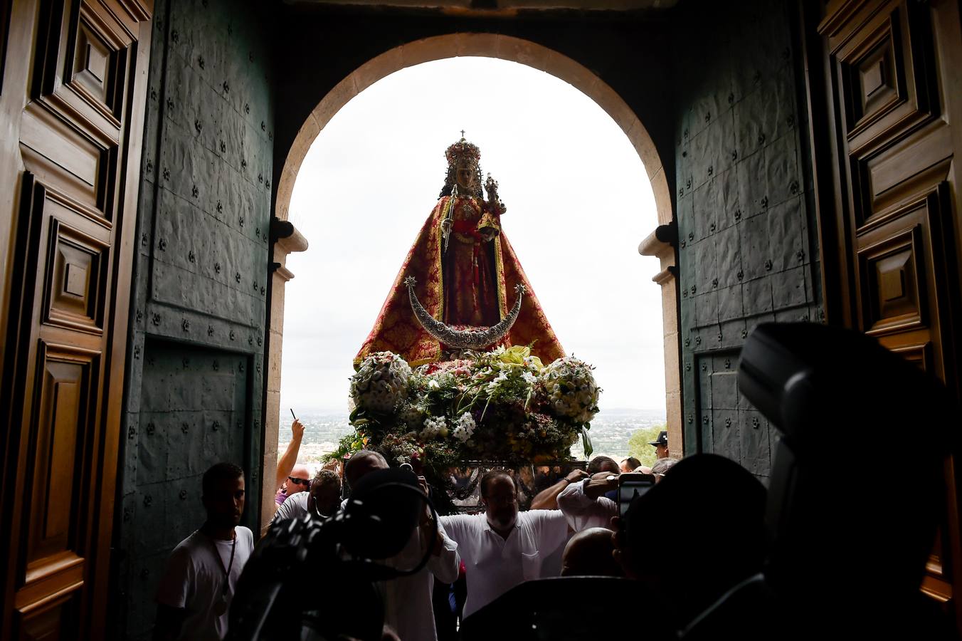 La Patrona de Murcia recorre el camino desde la Catedral hasta su santuario arropada por miles de romeros.