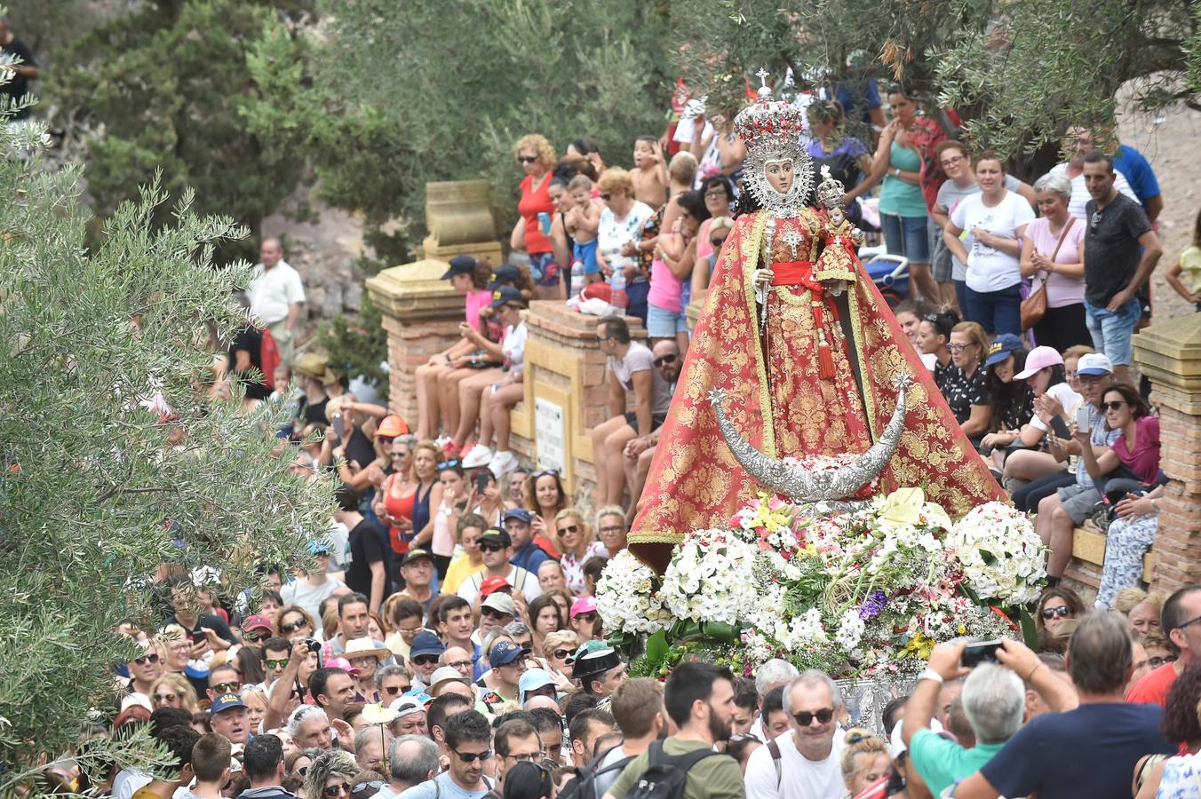 La Patrona de Murcia recorre el camino desde la Catedral hasta su santuario arropada por miles de romeros.
