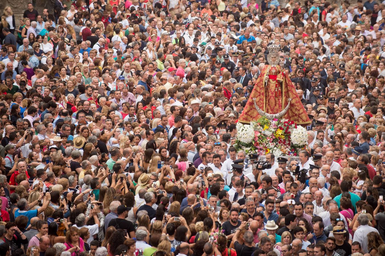 La Patrona de Murcia recorre el camino desde la Catedral hasta su santuario arropada por miles de romeros.