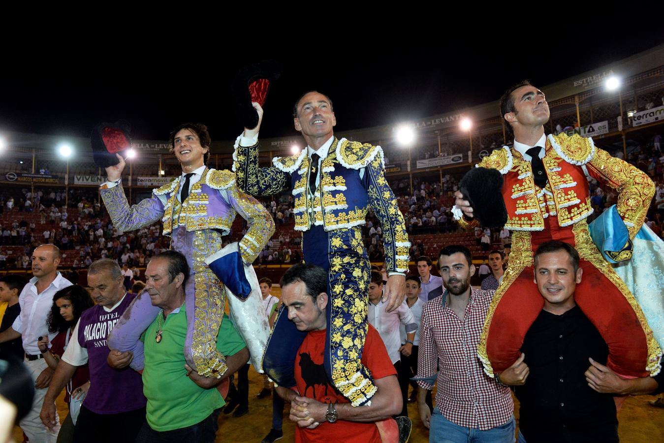 Pepín Liria, El Fandi y Roca Rey han abierto la puerta grande de La Condomina tras repartirse nueve orejas en la última corrida a pie de la prensa