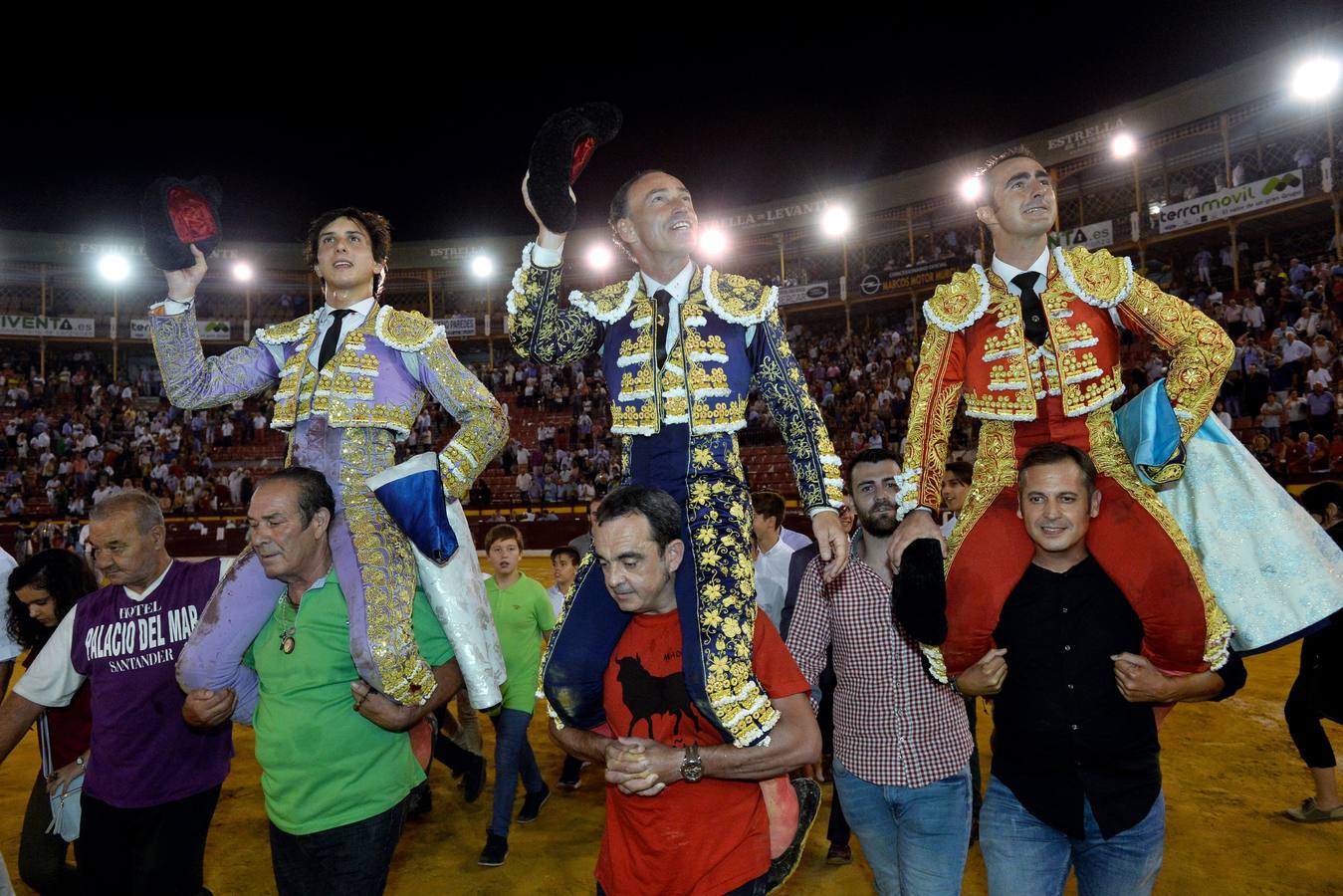 Pepín Liria, El Fandi y Roca Rey han abierto la puerta grande de La Condomina tras repartirse nueve orejas en la última corrida a pie de la prensa