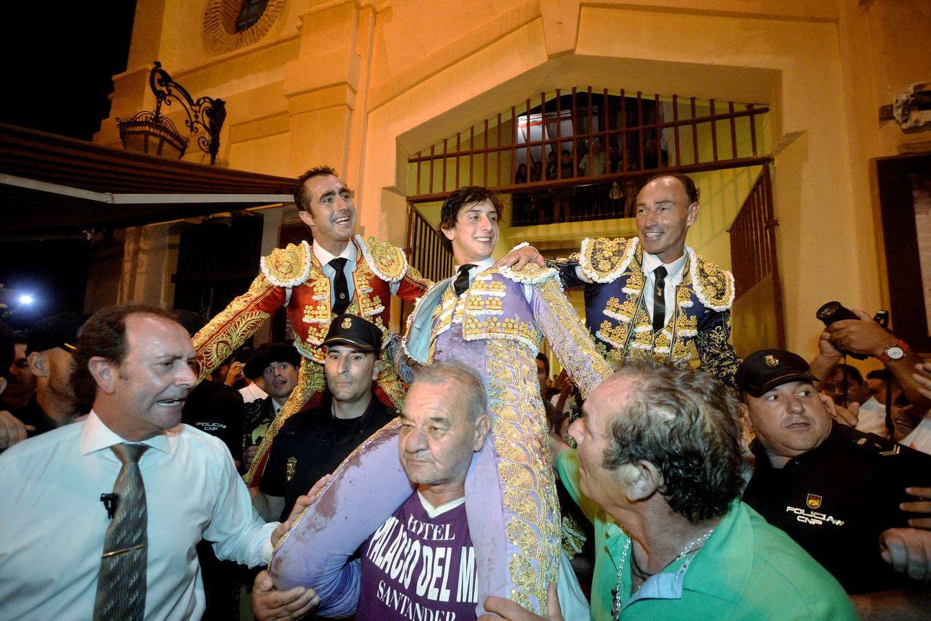 Pepín Liria, El Fandi y Roca Rey han abierto la puerta grande de La Condomina tras repartirse nueve orejas en la última corrida a pie de la prensa