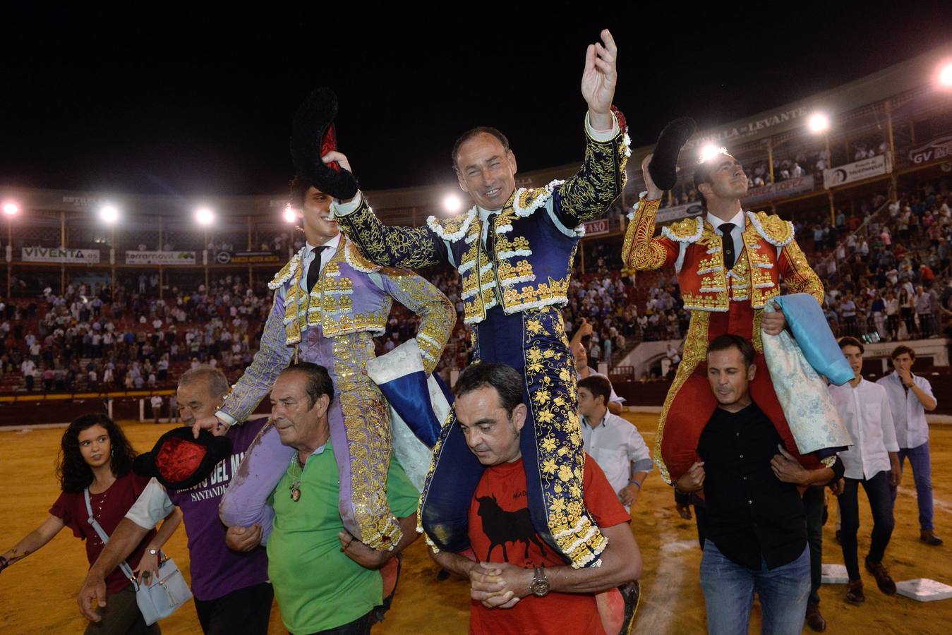 Pepín Liria, El Fandi y Roca Rey han abierto la puerta grande de La Condomina tras repartirse nueve orejas en la última corrida a pie de la prensa
