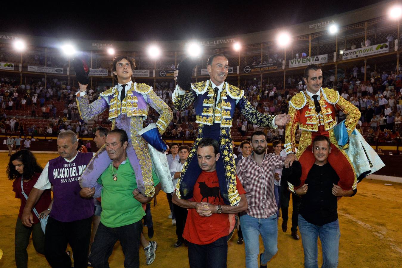 Pepín Liria, El Fandi y Roca Rey han abierto la puerta grande de La Condomina tras repartirse nueve orejas en la última corrida a pie de la prensa