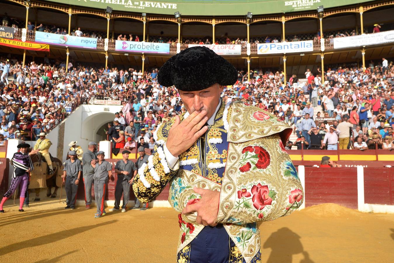 Pepín Liria, El Fandi y Roca Rey han abierto la puerta grande de La Condomina tras repartirse nueve orejas en la última corrida a pie de la prensa
