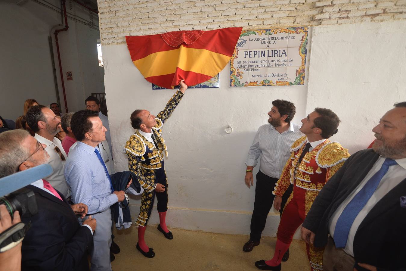 Pepín Liria, El Fandi y Roca Rey han abierto la puerta grande de La Condomina tras repartirse nueve orejas en la última corrida a pie de la prensa