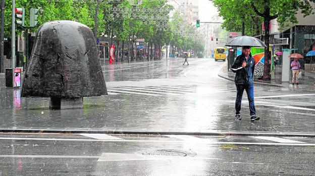 Imagen de la Gran Vía con lluvia tomada desde la plaza de la Fuensanta el pasado sábado por la mañana . 
