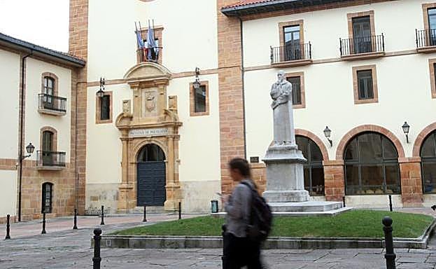 Facultad de Psicología, en la plaza Feijoo, donde imparte clase el profesor sancionado. 
