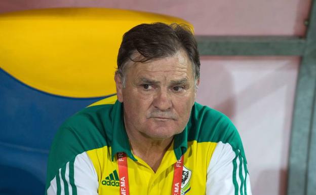 José Antonio Camacho en un encuentro de la selección de Gabón. 