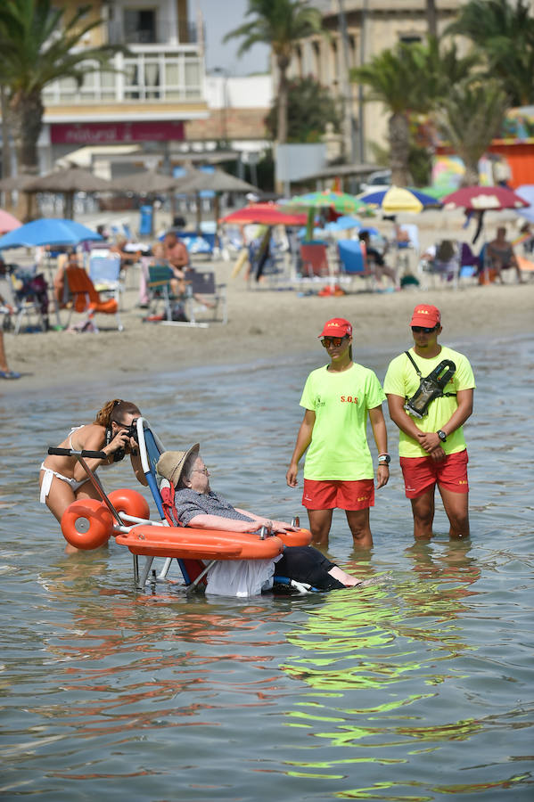 La Fundación Ambulancia del Último Deseo echa a andar en la Región. La iniciativa de un grupo de sanitarios permite a una paciente de 78 años con obesidad mórbida y alto grado de dependencia disfrutar de la playa por primera vez